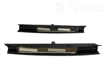 Aizmugurē logu aizkars