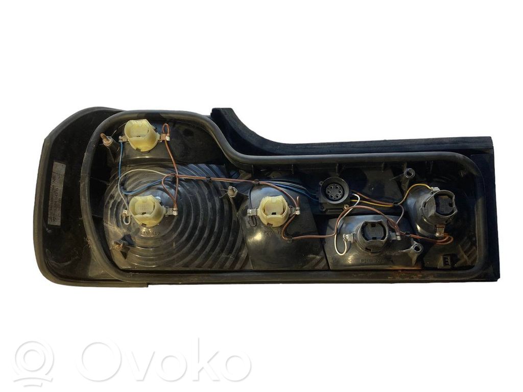 Задний фонарь в кузове