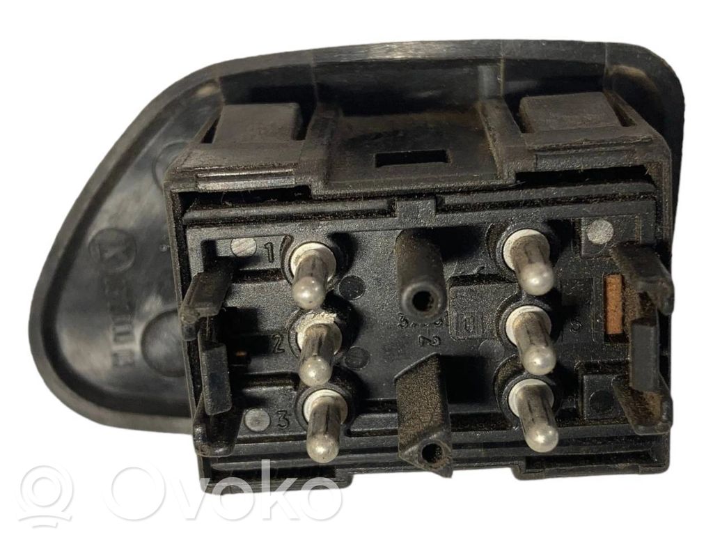 Sānu spoguļu slēdzis