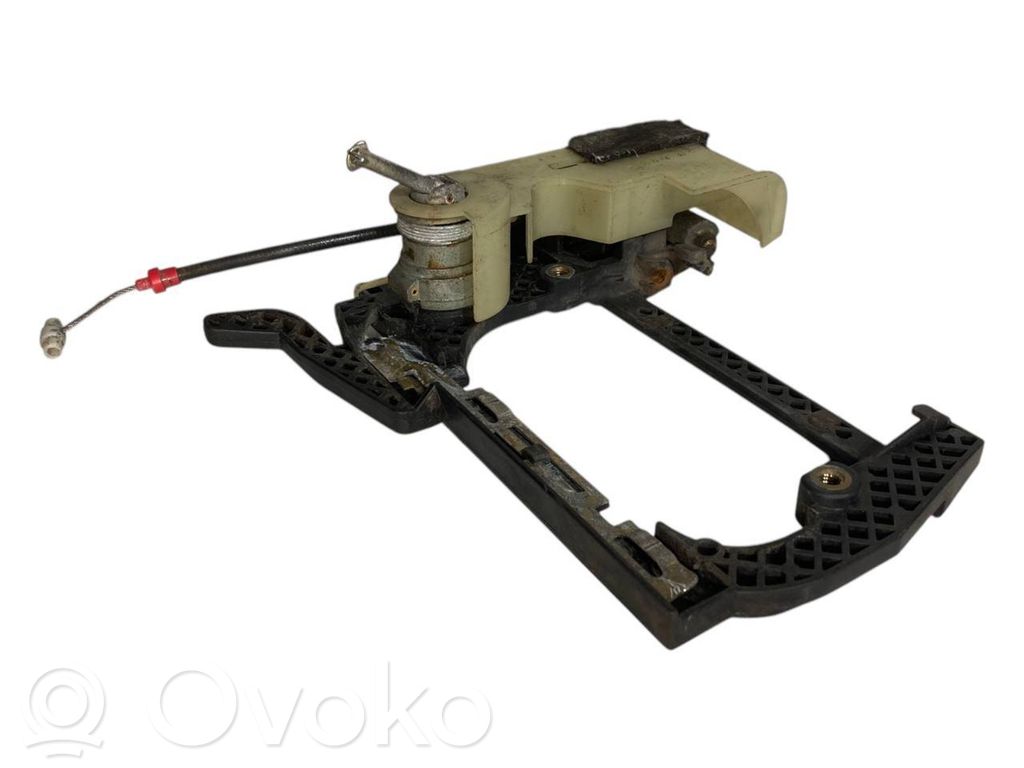 Priekšpusē turētājs / kronšteins ārējam atvēršanas rokturim