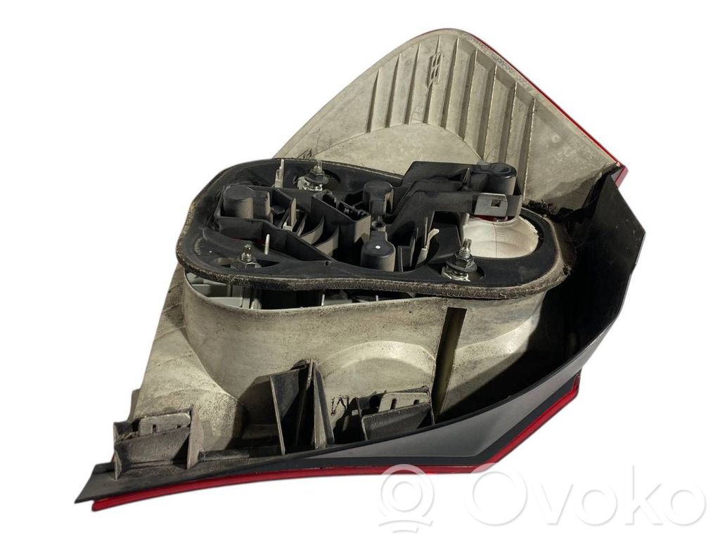 Aizmugurējais lukturis virsbūvē