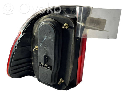 Задний фонарь в кузове