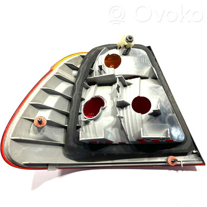 Aizmugurējais lukturis virsbūvē