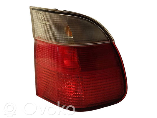 Aizmugurējais lukturis virsbūvē