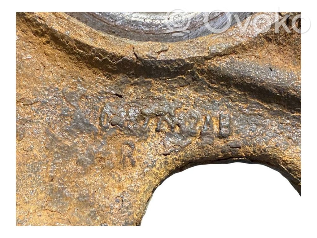 Aizmugurē riteņa rumbas vārpstas šarnīrs (stupica, capfa)