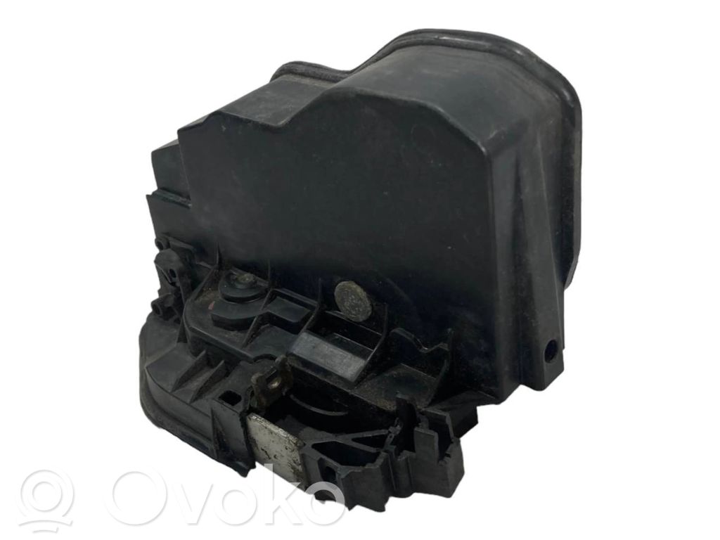 Priekšpusē slēdzene