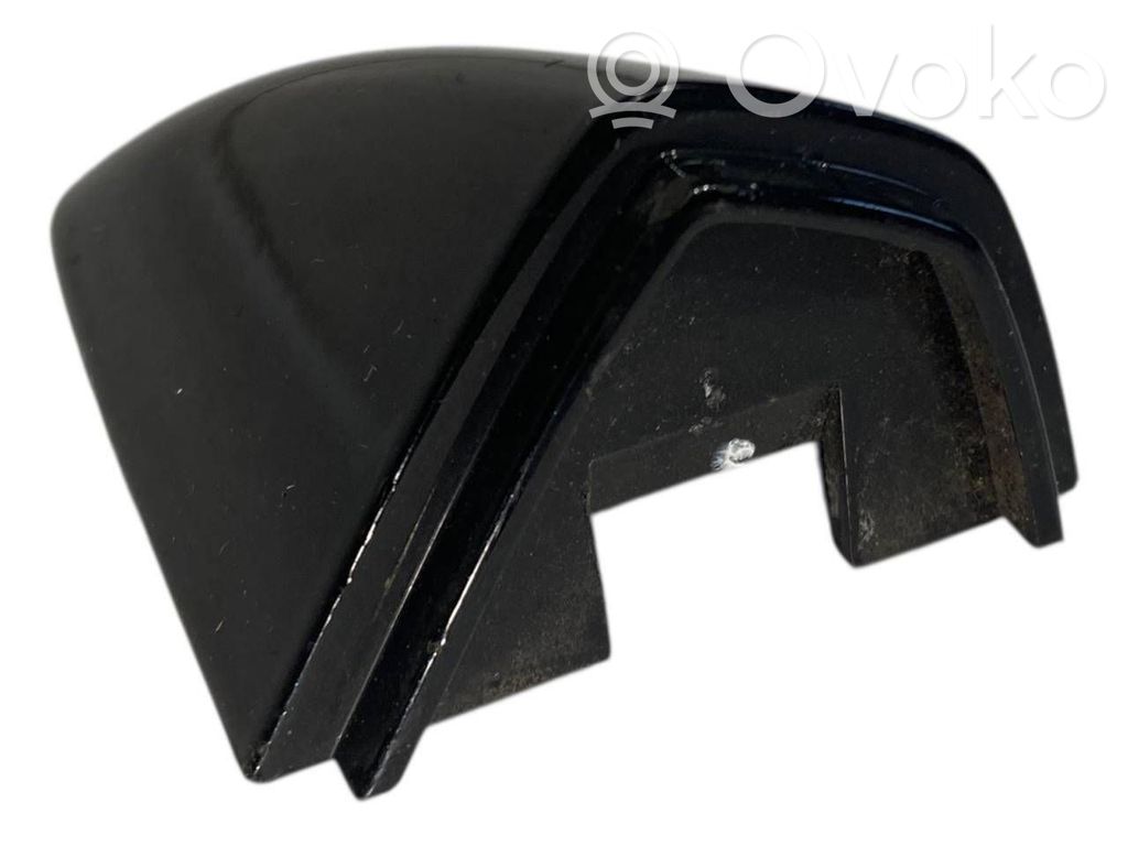 Priekšpusē durvju roktura vāciņš