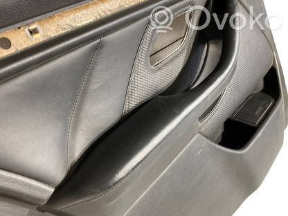 Apšuvums aizmugurējām durvīm