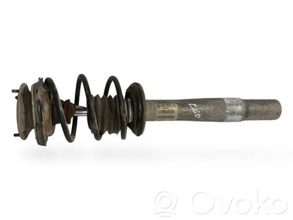 Priekšpusē amortizators ar atsperi