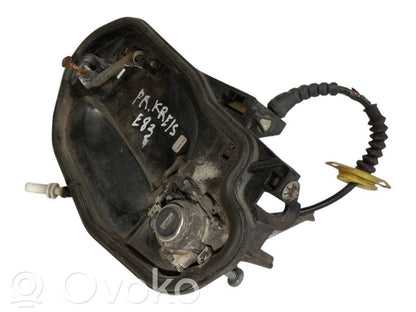 Priekšpusē turētājs / kronšteins ārējam atvēršanas rokturim