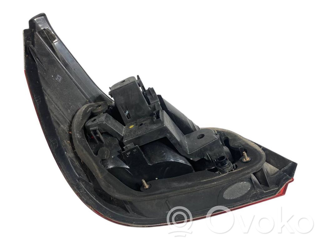 Aizmugurējais lukturis virsbūvē