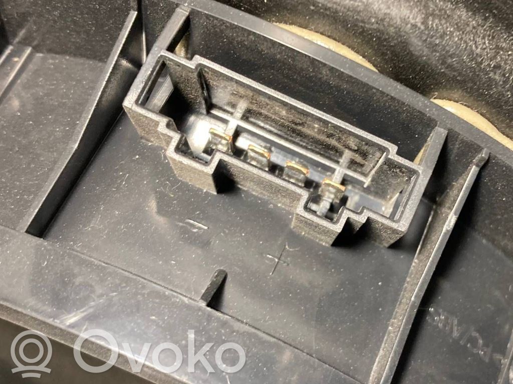 Aizmugurē elektriskais loga pacelšanas mehānisms bez motoriņa