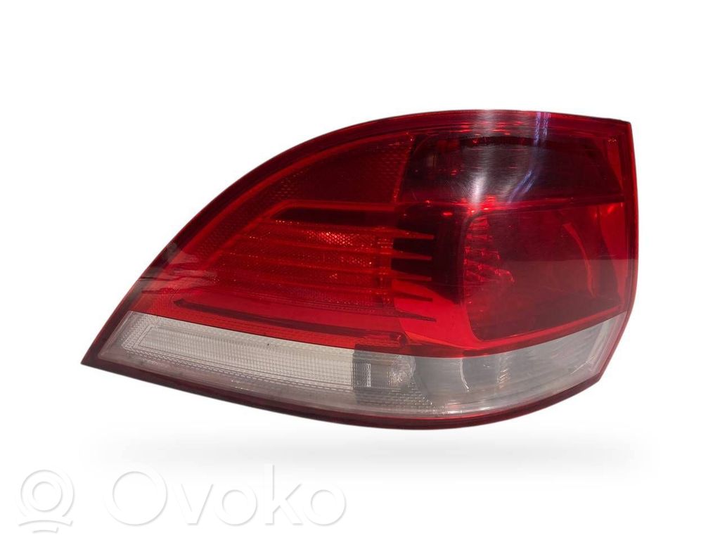 Aizmugurējais lukturis virsbūvē