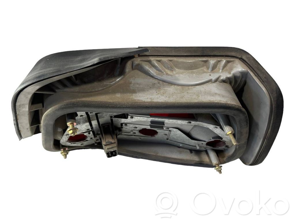 Aizmugurējais lukturis virsbūvē