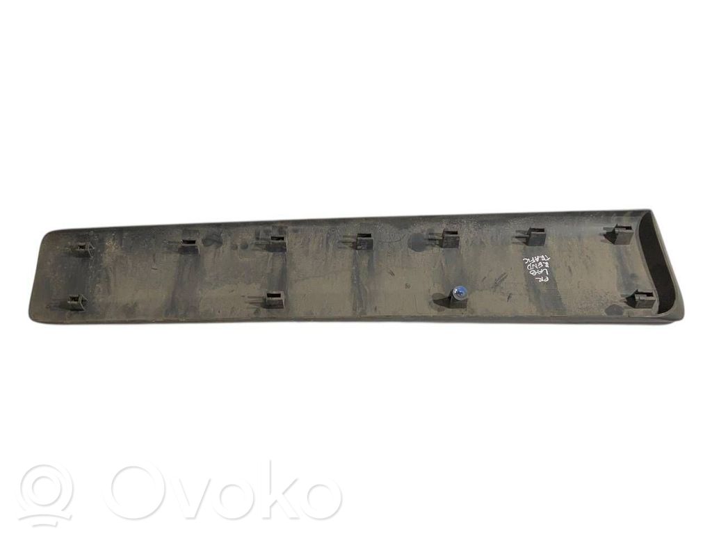 Priekšpusē durvju dekoratīvā apdare (moldings)
