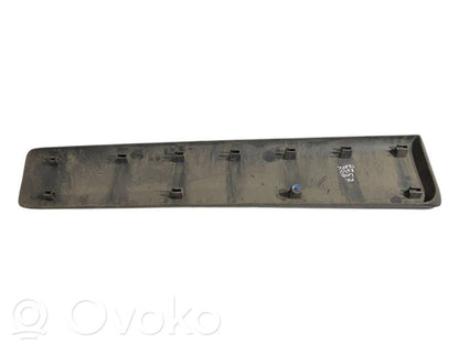 Priekšpusē durvju dekoratīvā apdare (moldings)