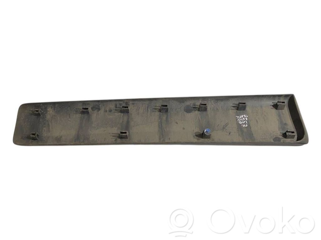 Priekšpusē durvju dekoratīvā apdare (moldings)