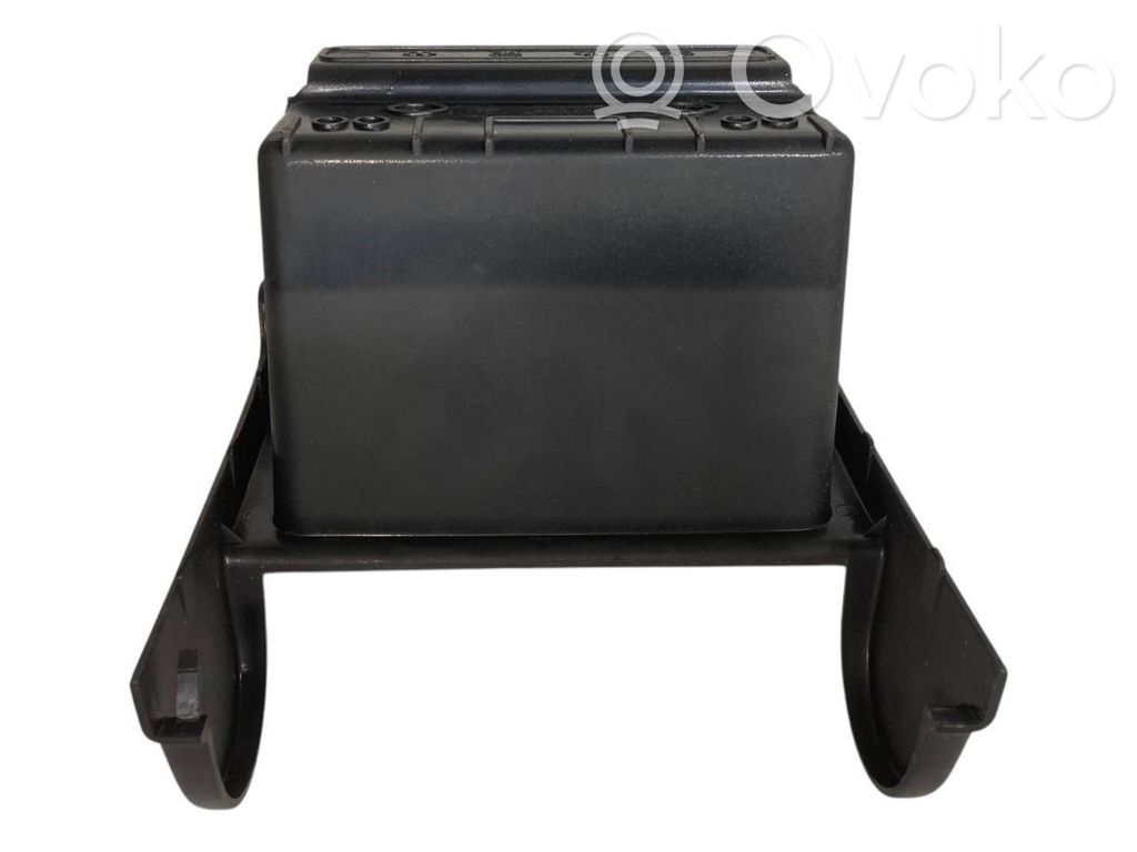 Pelnutrauks (aizmugurē)