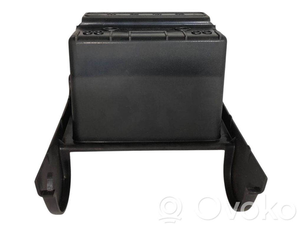 Pelnutrauks (aizmugurē)