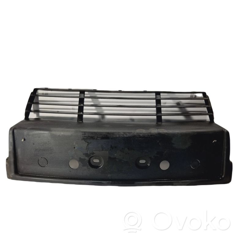 Priekšpusē dekoratīva bampera uzlikas