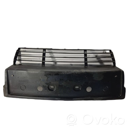 Priekšpusē dekoratīva bampera uzlikas