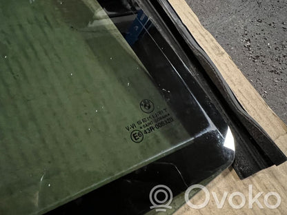 priekšējo durvju stikls (četrdurvju mašīnai)