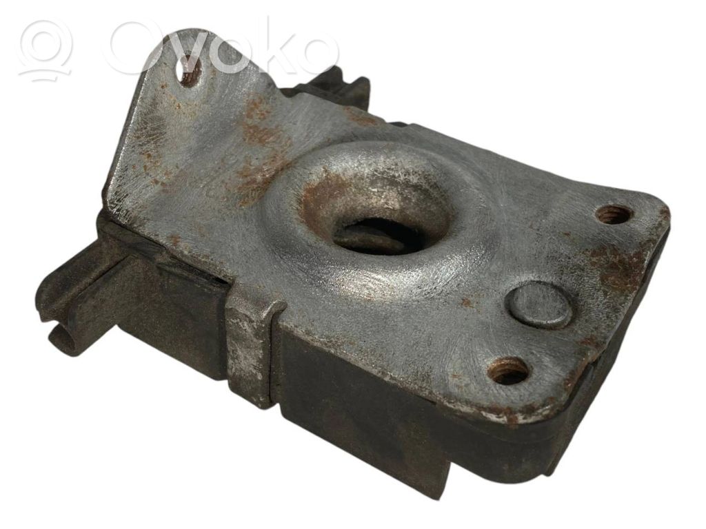 Dzinēja pārsega slēdzene