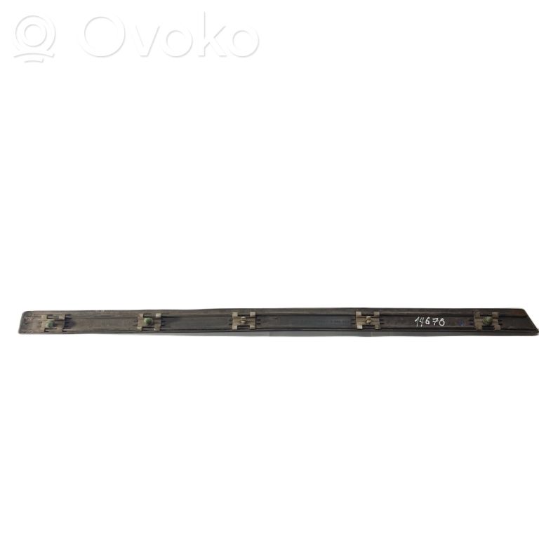 Aizmugurē durvju dekoratīvā apdare (moldings)