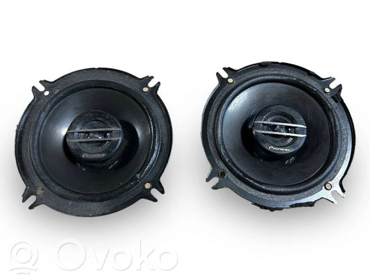 Skaļrunis (-i) priekšējās durvīs