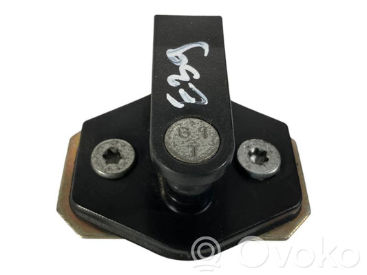 Priekšpusē slēdzenes cilpa