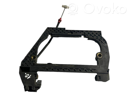 Priekšpusē turētājs / kronšteins ārējam atvēršanas rokturim