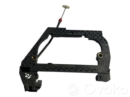 Priekšpusē turētājs / kronšteins ārējam atvēršanas rokturim