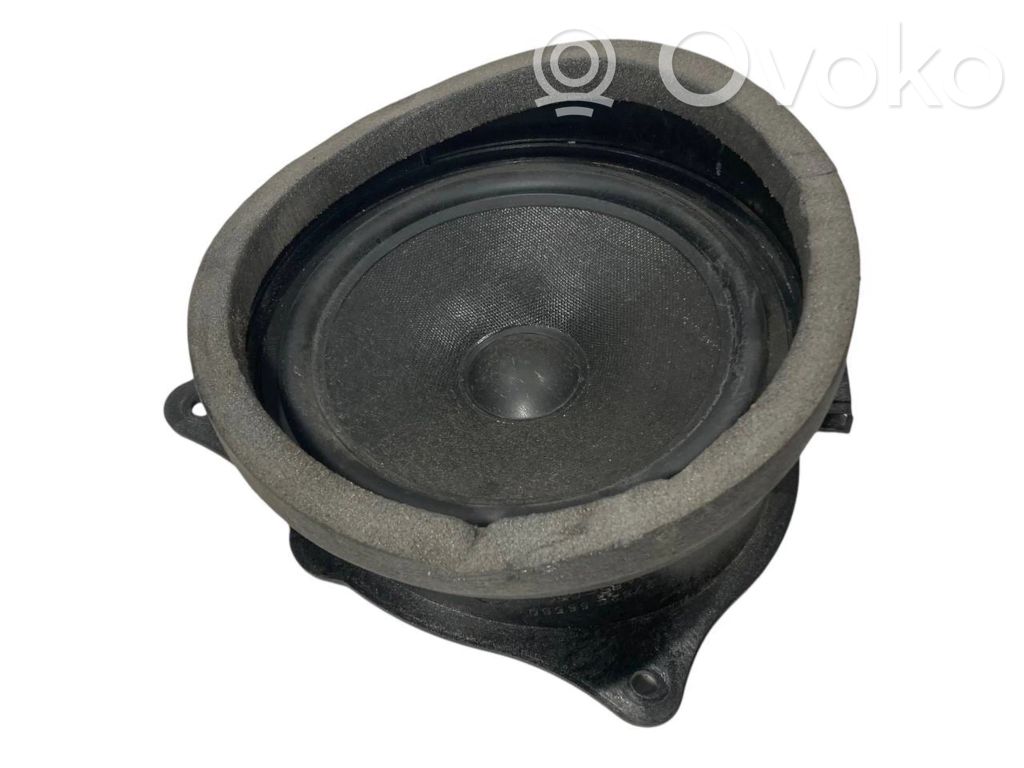 Skaļrunis (-i) pakaļējās durvīs