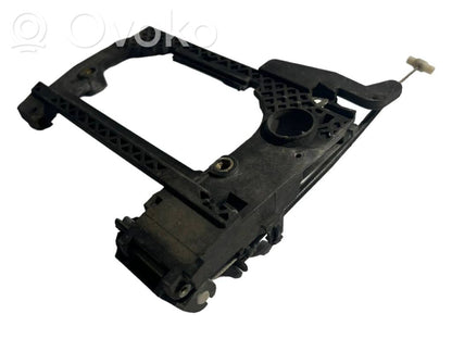 Priekšpusē turētājs / kronšteins ārējam atvēršanas rokturim