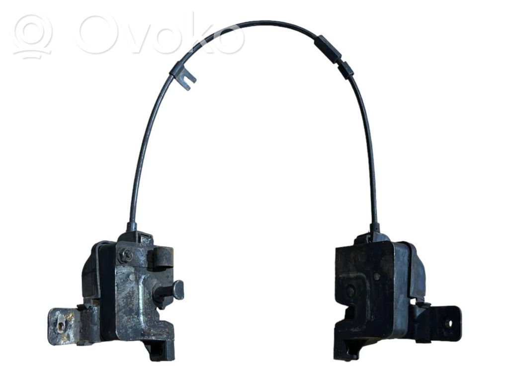 Dzinēja pārsega slēdzene