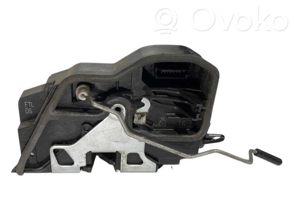 Priekšpusē slēdzene