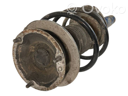 Priekšpusē amortizators ar atsperi