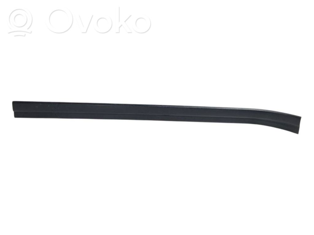 Priekšējā sliekšņa dekoratīvā apdare (iekšējā)
