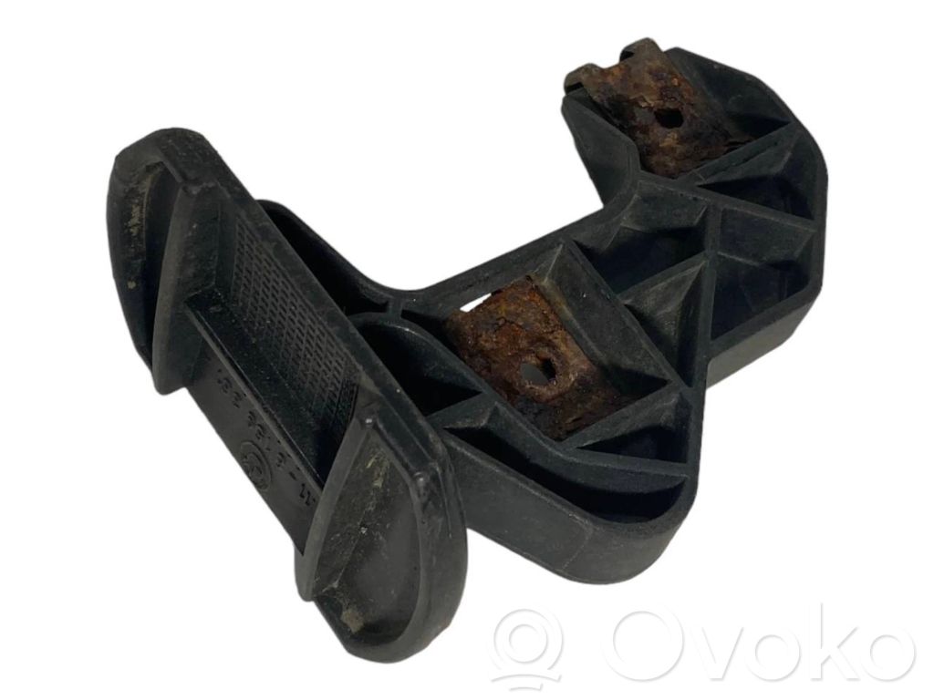 Priekšpusē bampera turētājs