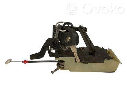 Priekšpusē turētājs / kronšteins ārējam atvēršanas rokturim