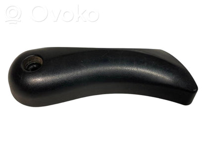 Dzinēja pārsega attaisīšanas rokturītis