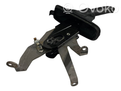 Rokas bremzes mehānisms (salonā)