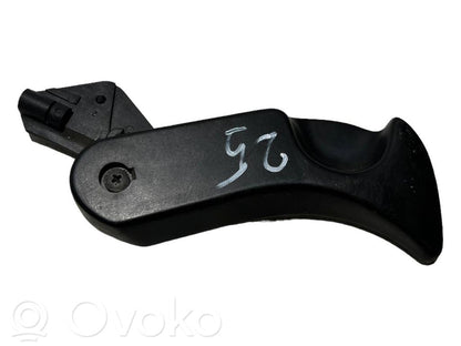 Dzinēja pārsega attaisīšanas rokturītis