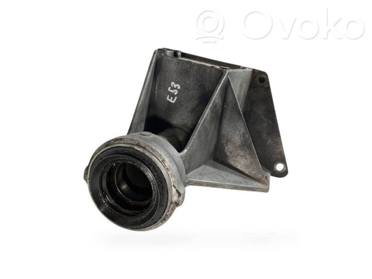 Pusass sakabes gultņa stiprinājums