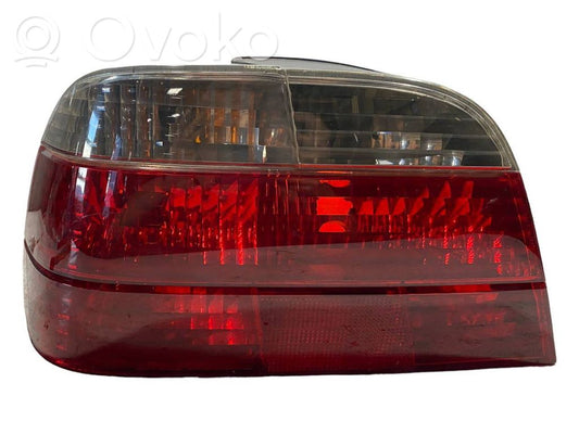 Aizmugurējais lukturis virsbūvē