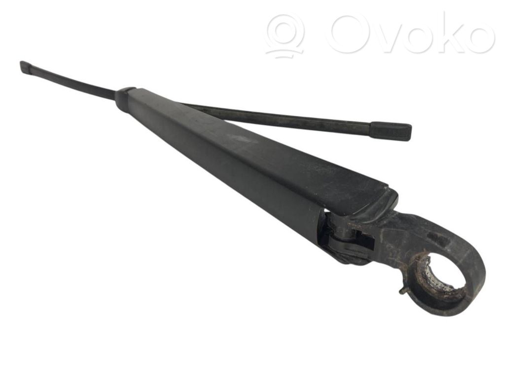 Aizmugurējā loga tīrītāja kājiņa