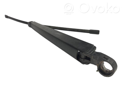 Aizmugurējā loga tīrītāja kājiņa