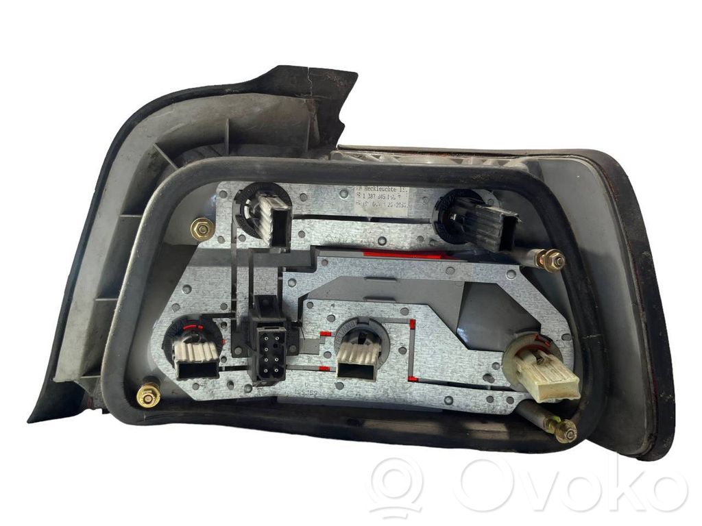 Aizmugurējais lukturis virsbūvē