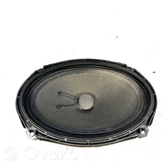 Skaļrunis (-i) aizmugurējā palodzē