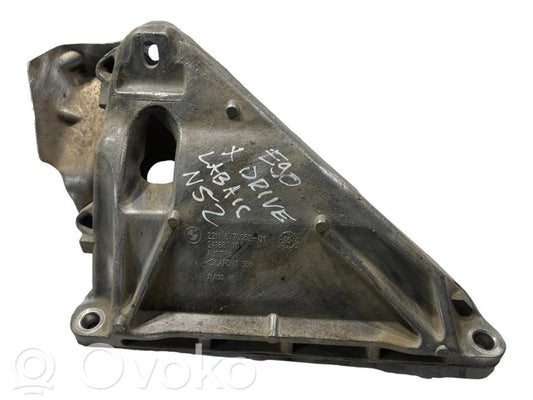 Engine mounting bracket